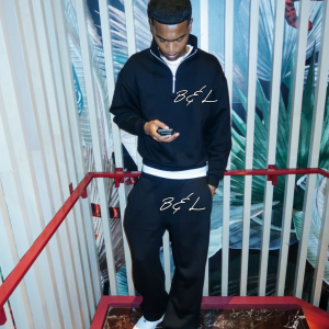Ensemble streetwear b&l "shadow black" noir pour homme comprenant un sweat col camionneur zippé et un pantalon large, avec logo blanc brodé.