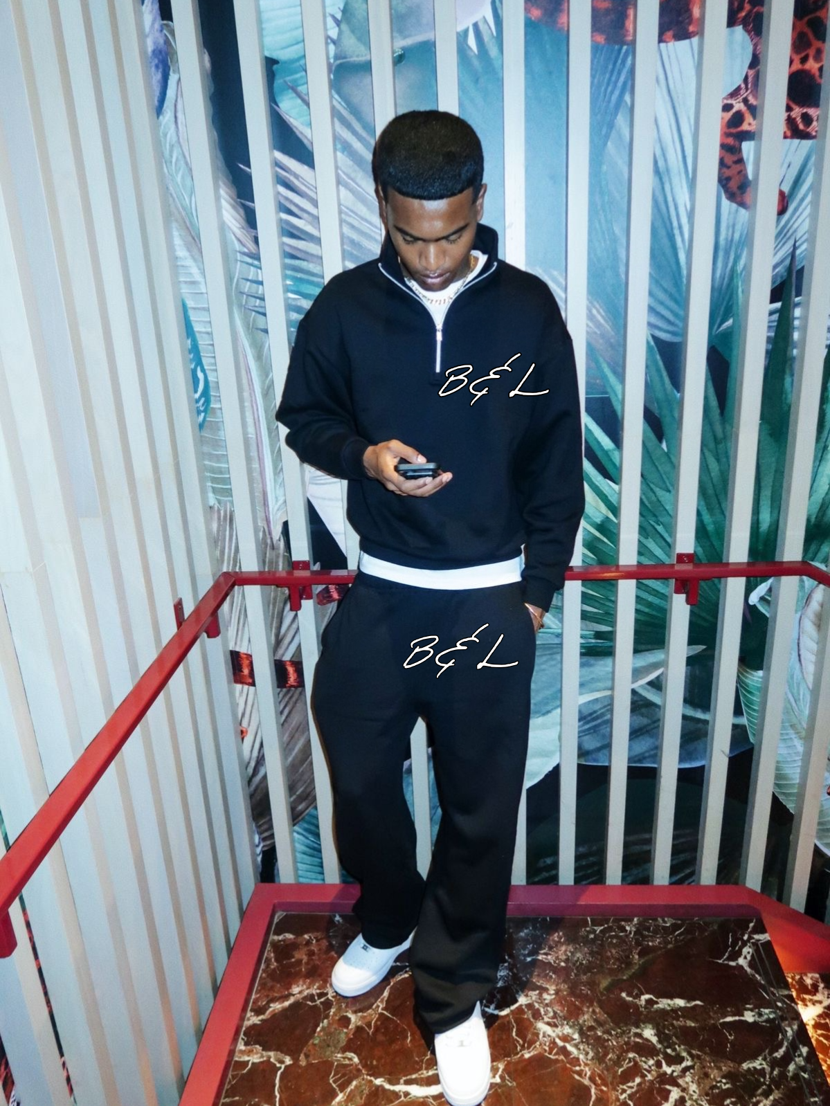 shadow black Ensemble streetwear b&l "shadow black" noir pour homme comprenant un sweat col camionneur zippé et un pantalon large, avec logo blanc brodé.